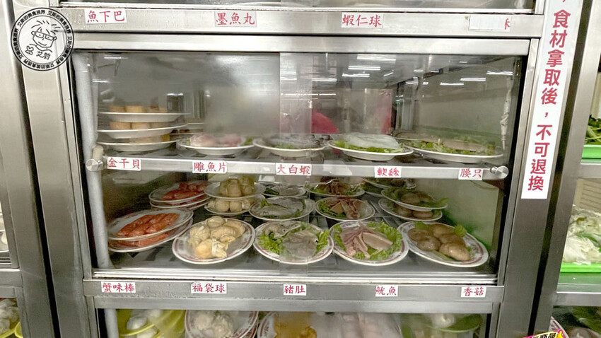 台北市松山區【 台北石頭火鍋 】不愧是40年老店在google評論上4千多則竟然還有4.2顆星的高分，只要冷氣夠強夏天吃爆炒鍋