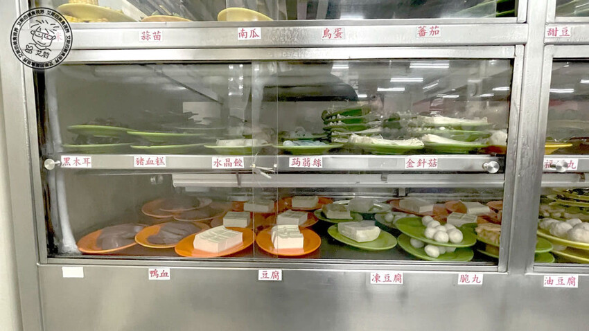 台北市松山區【 台北石頭火鍋 】不愧是40年老店在google評論上4千多則竟然還有4.2顆星的高分，只要冷氣夠強夏天吃爆炒鍋