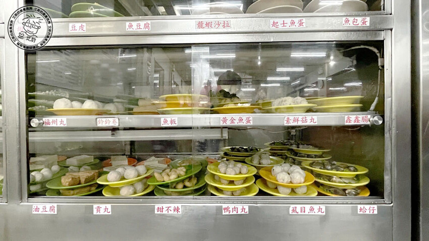 台北市松山區【 台北石頭火鍋 】不愧是40年老店在google評論上4千多則竟然還有4.2顆星的高分，只要冷氣夠強夏天吃爆炒鍋