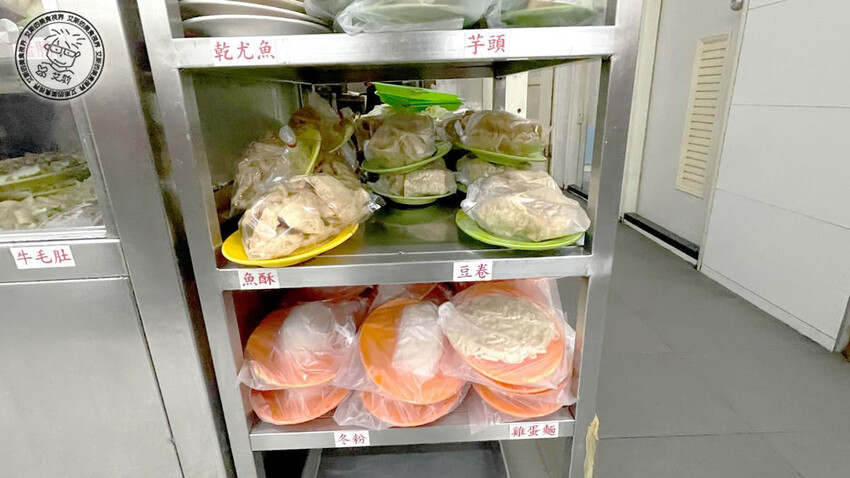 台北市松山區【 台北石頭火鍋 】不愧是40年老店在google評論上4千多則竟然還有4.2顆星的高分，只要冷氣夠強夏天吃爆炒鍋