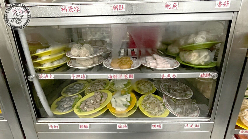 台北市松山區【 台北石頭火鍋 】不愧是40年老店在google評論上4千多則竟然還有4.2顆星的高分，只要冷氣夠強夏天吃爆炒鍋