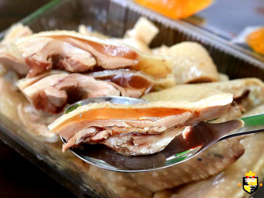 台南油雞醉雞／隱身黃昏市場10多年／選用當天現宰土雞／每日限量只賣3.5小時／生意好到手都沒停過／不到2小時秒殺完售