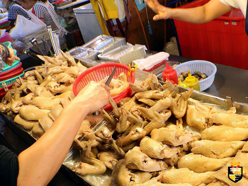 台南油雞醉雞／隱身黃昏市場10多年／選用當天現宰土雞／每日限量只賣3.5小時／生意好到手都沒停過／不到2小時秒殺完售