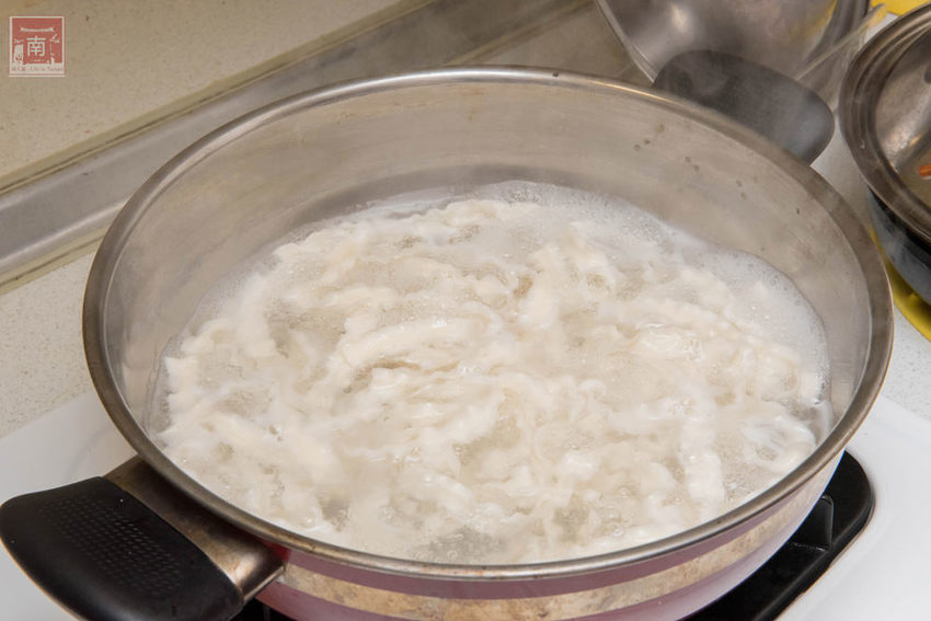 【台南美食】農會出產品質保證|寬版鹽水意麵就要吃這家|鹽水限定帥哥番茄果乾|日曬乾燥保存容易|大人小孩都愛吃~~鹽水日曬意麵、鹽水鹽地帥哥番茄 - 南人幫