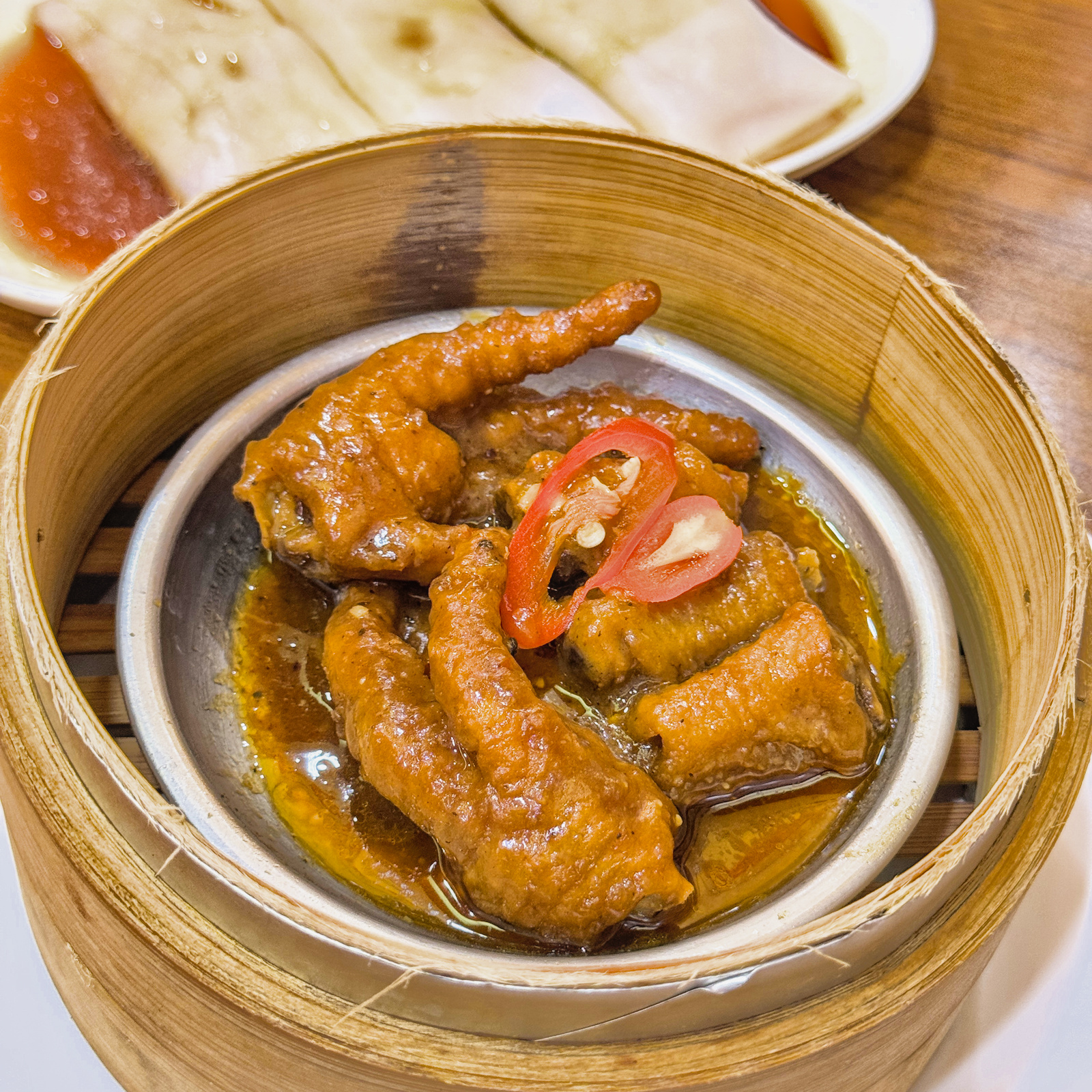 高雄平價港式料理推薦!饕煲港式食堂必吃百元煲仔飯、腸粉,一秒到香港。