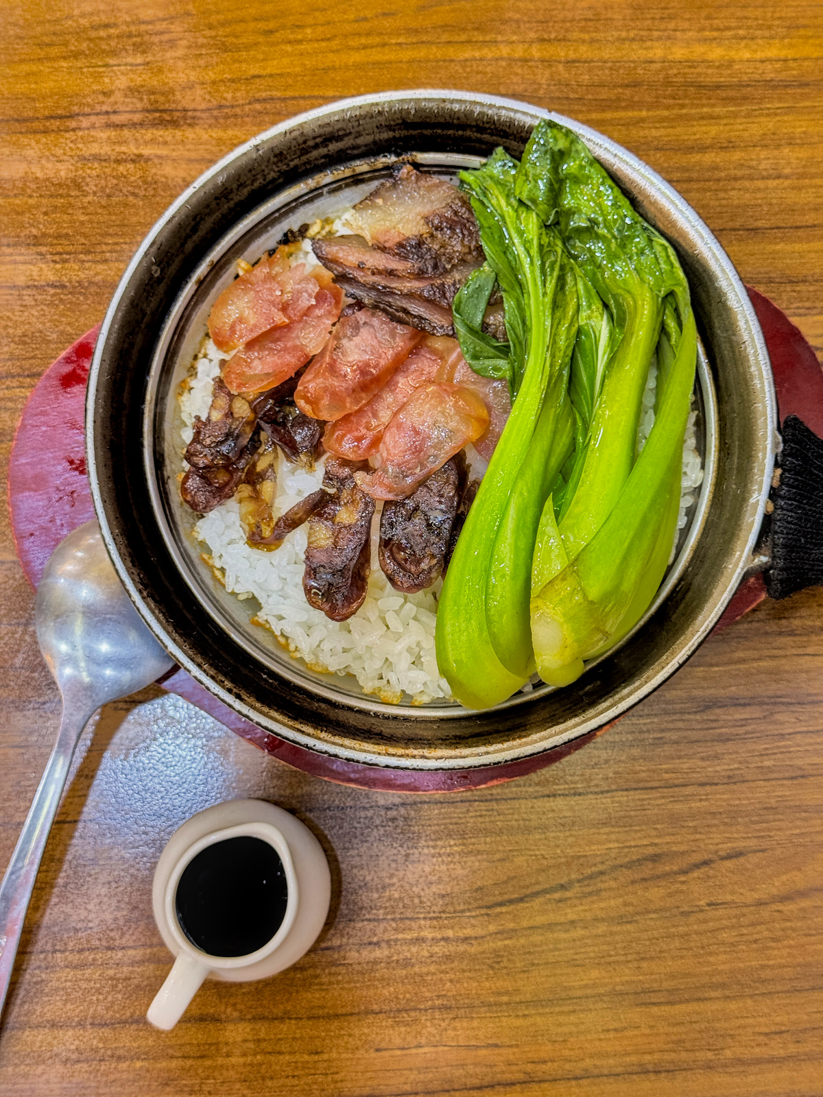 高雄平價港式料理推薦!饕煲港式食堂必吃百元煲仔飯、腸粉,一秒到香港。