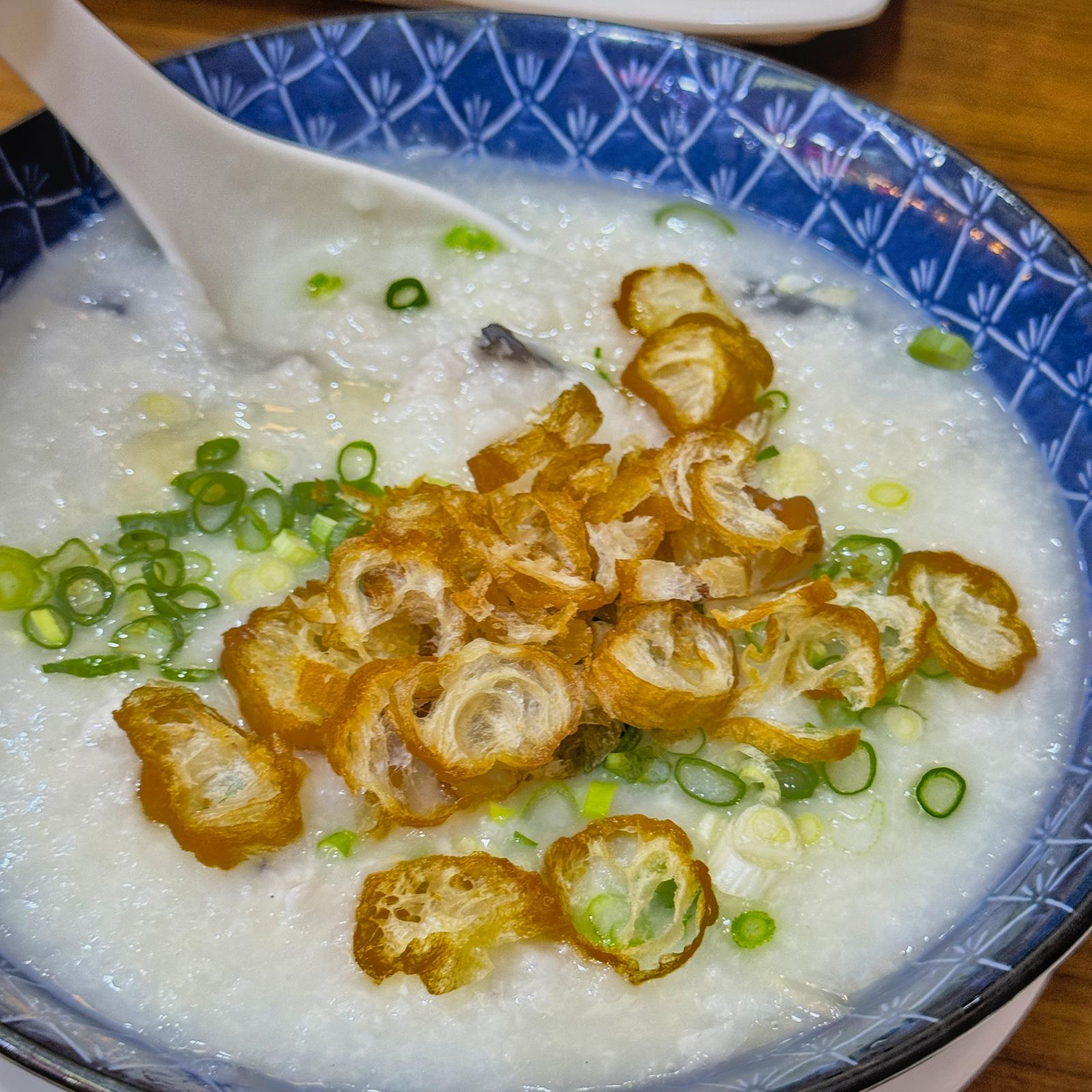 高雄平價港式料理推薦!饕煲港式食堂必吃百元煲仔飯、腸粉,一秒到香港。