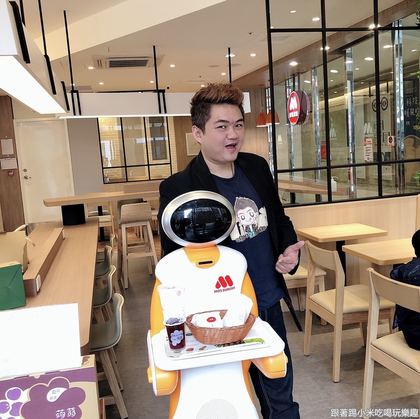 新竹機器人送餐就在摩斯漢堡遠東sogo新竹店！(營業時間地址電話) - 跟著踢小米吃喝玩樂趣