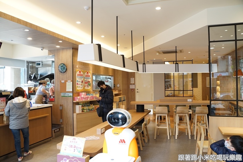 新竹機器人送餐就在摩斯漢堡遠東sogo新竹店！(營業時間地址電話) - 跟著踢小米吃喝玩樂趣