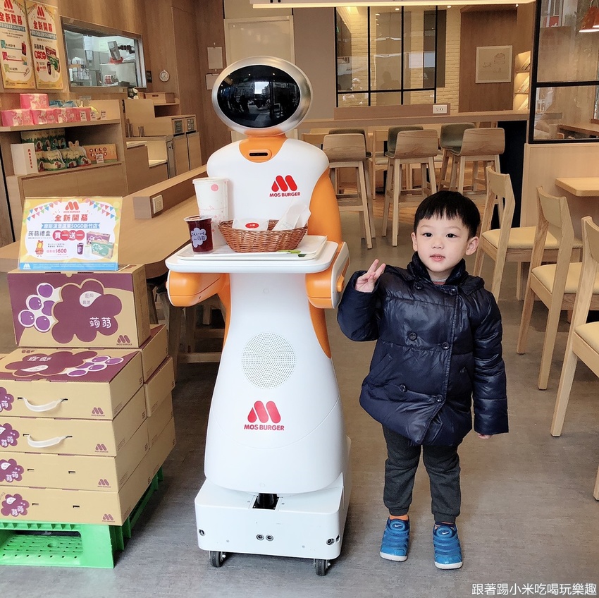 新竹機器人送餐就在摩斯漢堡遠東sogo新竹店！(營業時間地址電話) - 跟著踢小米吃喝玩樂趣