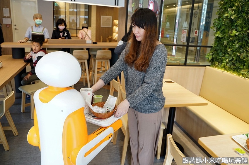 新竹機器人送餐就在摩斯漢堡遠東sogo新竹店！(營業時間地址電話) - 跟著踢小米吃喝玩樂趣