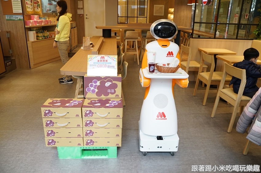 新竹機器人送餐就在摩斯漢堡遠東sogo新竹店！(營業時間地址電話) - 跟著踢小米吃喝玩樂趣