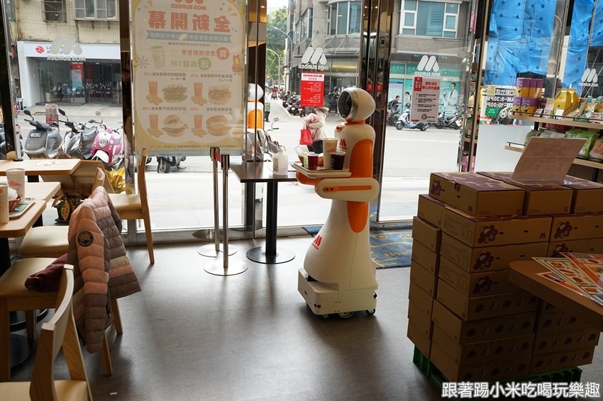 新竹機器人送餐就在摩斯漢堡遠東sogo新竹店！(營業時間地址電話) - 跟著踢小米吃喝玩樂趣