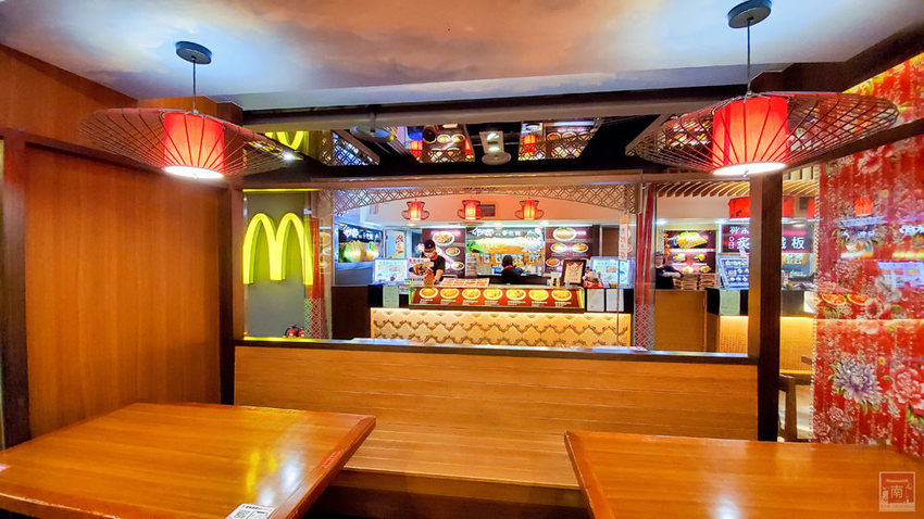 【台南美食】傳承日本手藝蛋包飯|蔬果熬煮咖哩醬|台南蛋包飯專賣店|台南大遠百美食街美食~~卯太郎食堂蛋包飯 - 南人幫