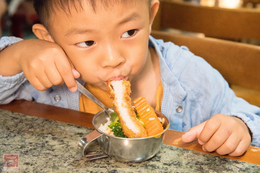 【台南美食】傳承日本手藝蛋包飯|蔬果熬煮咖哩醬|台南蛋包飯專賣店|台南大遠百美食街美食~~卯太郎食堂蛋包飯 - 南人幫