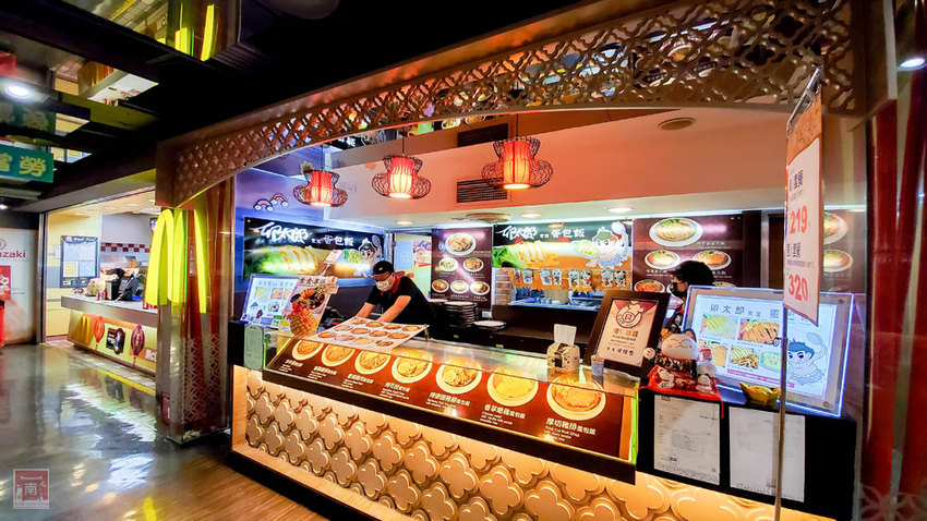 【台南美食】傳承日本手藝蛋包飯|蔬果熬煮咖哩醬|台南蛋包飯專賣店|台南大遠百美食街美食~~卯太郎食堂蛋包飯 - 南人幫