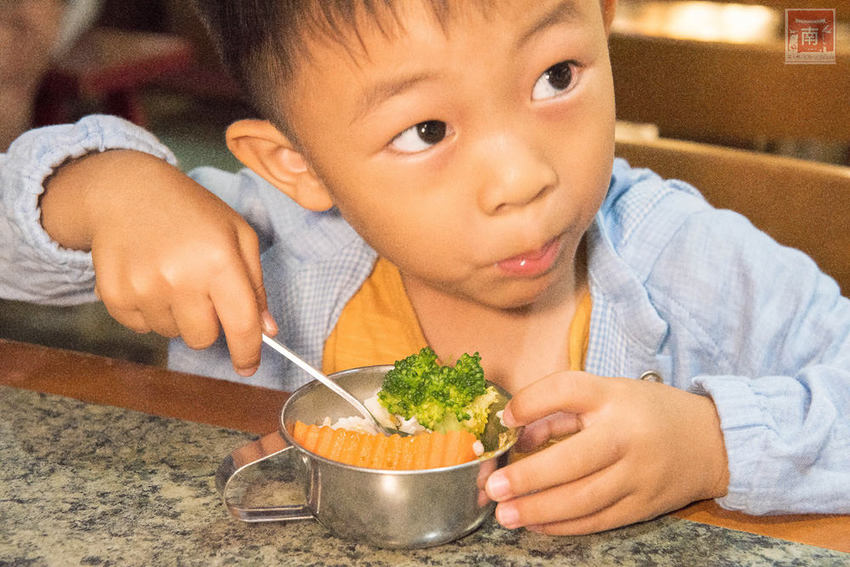 【台南美食】傳承日本手藝蛋包飯|蔬果熬煮咖哩醬|台南蛋包飯專賣店|台南大遠百美食街美食~~卯太郎食堂蛋包飯 - 南人幫
