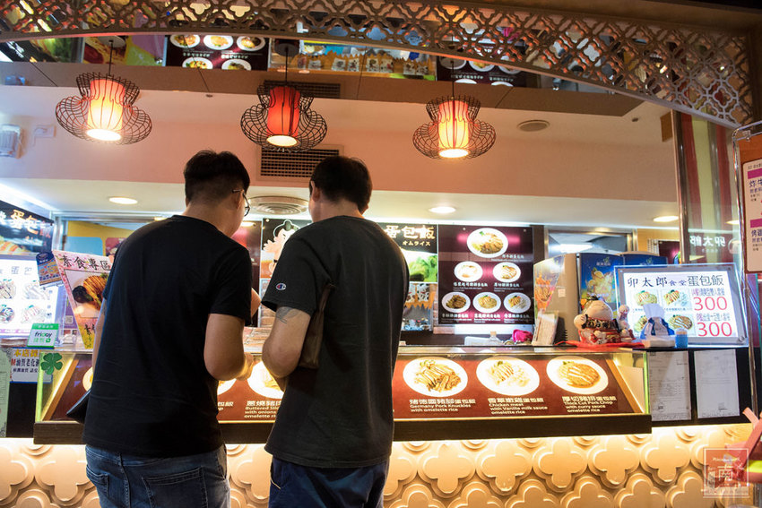 【台南美食】傳承日本手藝蛋包飯|蔬果熬煮咖哩醬|台南蛋包飯專賣店|台南大遠百美食街美食~~卯太郎食堂蛋包飯 - 南人幫