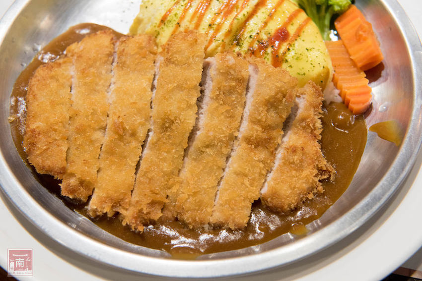 【台南美食】傳承日本手藝蛋包飯|蔬果熬煮咖哩醬|台南蛋包飯專賣店|台南大遠百美食街美食~~卯太郎食堂蛋包飯 - 南人幫