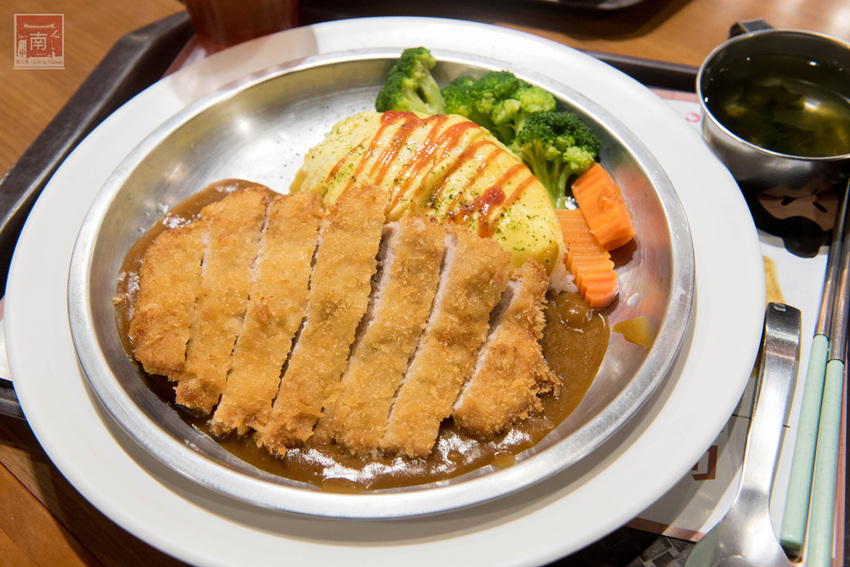 【台南美食】傳承日本手藝蛋包飯|蔬果熬煮咖哩醬|台南蛋包飯專賣店|台南大遠百美食街美食~~卯太郎食堂蛋包飯 - 南人幫