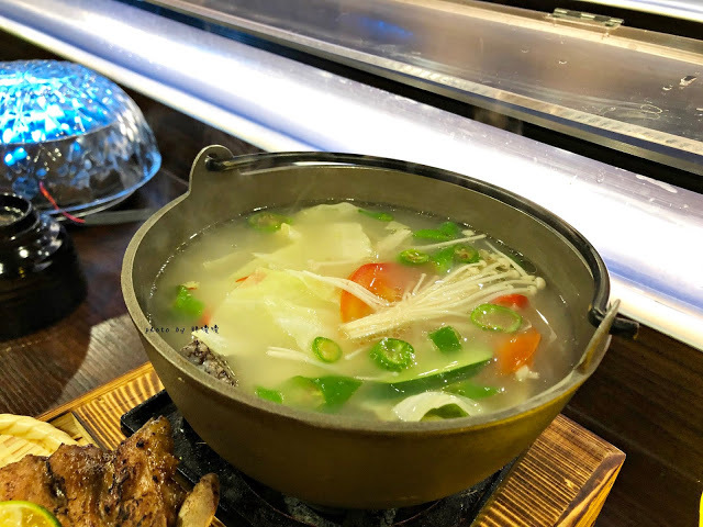 【台中 南屯】水流道-台式水流麵👉$199流水麵吃到飽,+$30搭主餐很划算,麵條有三種醬料,口味看個人喜好,好玩有趣成分居多!