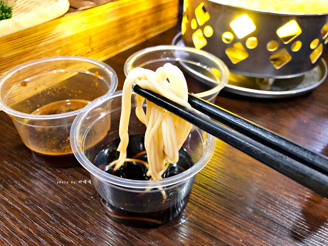 【台中 南屯】水流道-台式水流麵👉$199流水麵吃到飽,+$30搭主餐很划算,麵條有三種醬料,口味看個人喜好,好玩有趣成分居多!