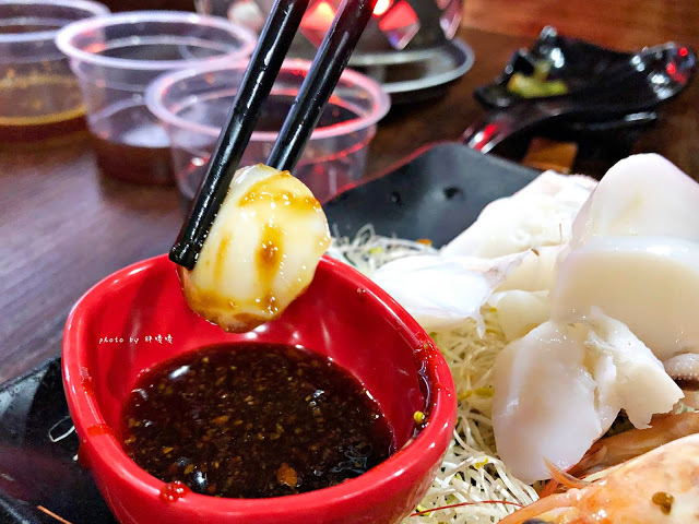 【台中 南屯】水流道-台式水流麵👉$199流水麵吃到飽,+$30搭主餐很划算,麵條有三種醬料,口味看個人喜好,好玩有趣成分居多!