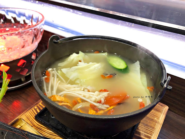 【台中 南屯】水流道-台式水流麵👉$199流水麵吃到飽,+$30搭主餐很划算,麵條有三種醬料,口味看個人喜好,好玩有趣成分居多!