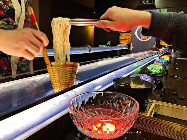 【台中 南屯】水流道-台式水流麵👉$199流水麵吃到飽,+$30搭主餐很划算,麵條有三種醬料,口味看個人喜好,好玩有趣成分居多!