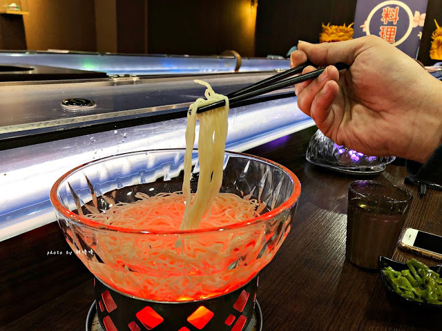 【台中 南屯】水流道-台式水流麵👉$199流水麵吃到飽,+$30搭主餐很划算,麵條有三種醬料,口味看個人喜好,好玩有趣成分居多!