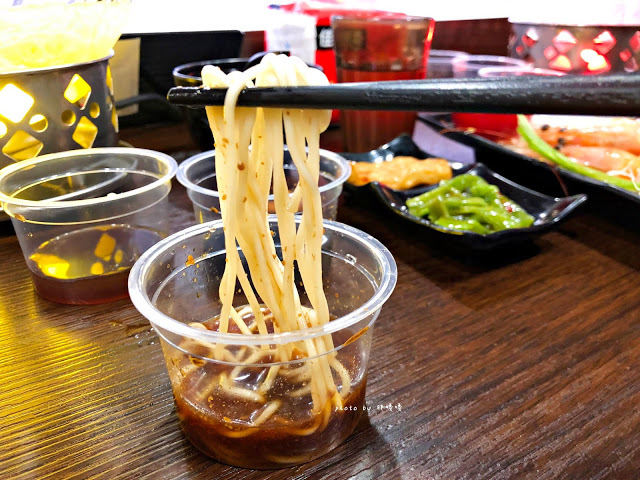 【台中 南屯】水流道-台式水流麵👉$199流水麵吃到飽,+$30搭主餐很划算,麵條有三種醬料,口味看個人喜好,好玩有趣成分居多!