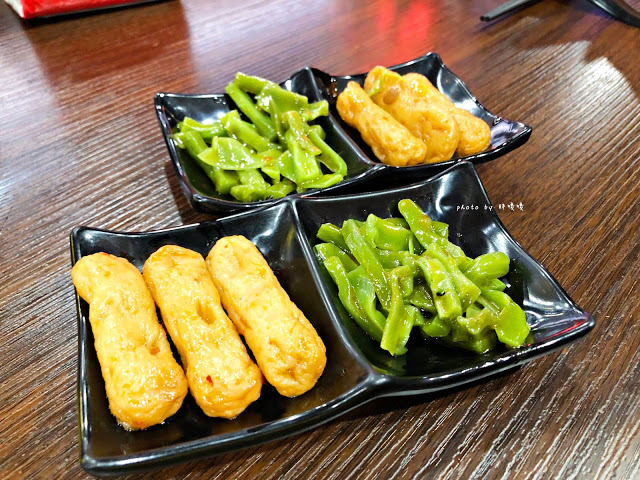 【台中 南屯】水流道-台式水流麵👉$199流水麵吃到飽,+$30搭主餐很划算,麵條有三種醬料,口味看個人喜好,好玩有趣成分居多!