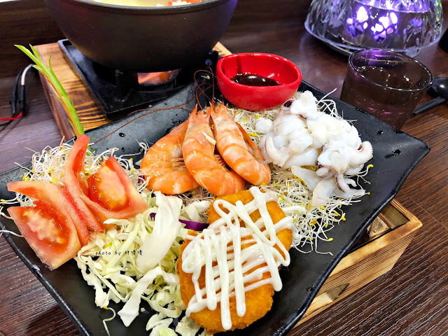 【台中 南屯】水流道-台式水流麵👉$199流水麵吃到飽,+$30搭主餐很划算,麵條有三種醬料,口味看個人喜好,好玩有趣成分居多!