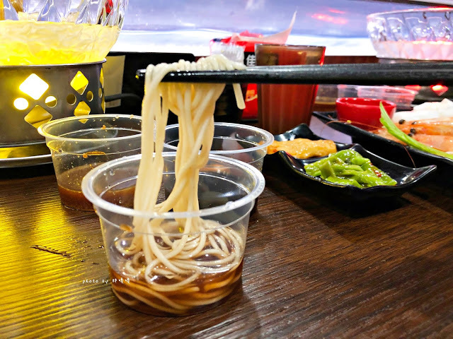 【台中 南屯】水流道-台式水流麵👉$199流水麵吃到飽,+$30搭主餐很划算,麵條有三種醬料,口味看個人喜好,好玩有趣成分居多!