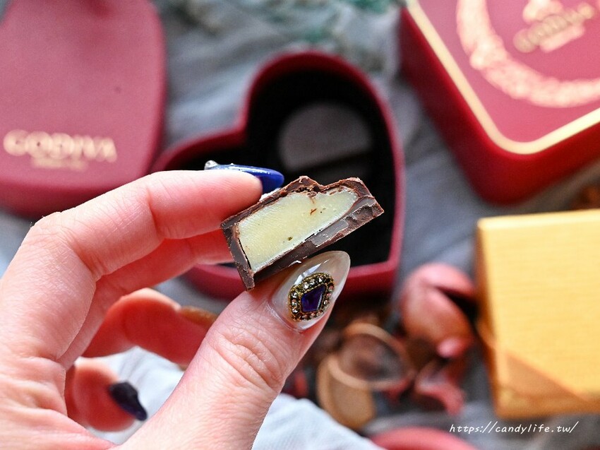 精緻喜餅推薦！GODIVA牡丹花款喜餅禮盒，極致奢華，高貴典雅，一次品嘗多種風味巧克力餅乾～