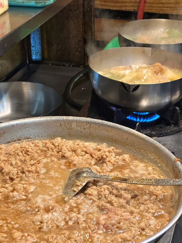 【台中食記】中華路夜市靠近一中街商圈,百元平價泰式『泰燙』生意超好,大碗滿意。