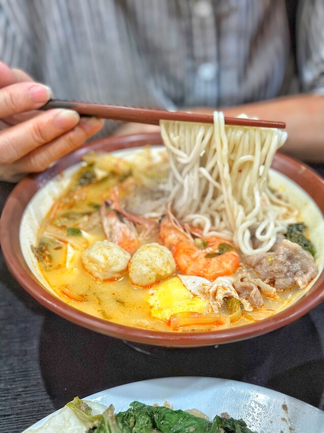 【台中食記】中華路夜市靠近一中街商圈,百元平價泰式『泰燙』生意超好,大碗滿意。