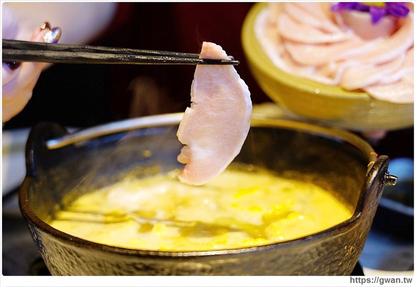 台中新開火鍋店，霸氣100隻蝦蝦端上桌，身份證有1、3、9再贈送花瓣松阪豬！