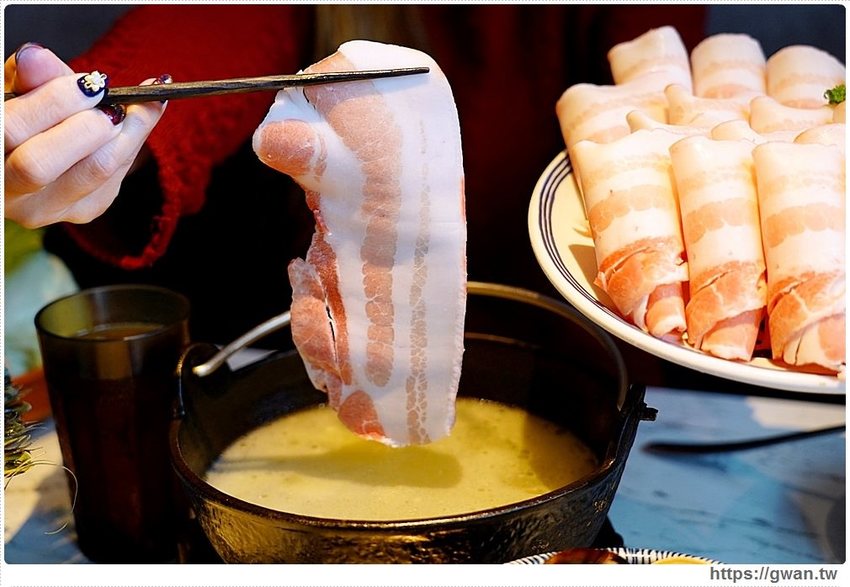 台中新開火鍋店，霸氣100隻蝦蝦端上桌，身份證有1、3、9再贈送花瓣松阪豬！