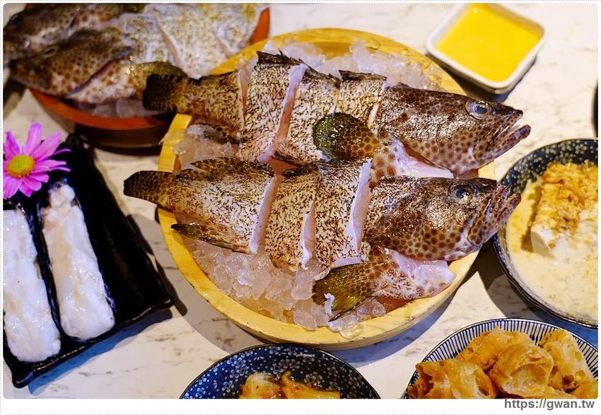 台中新開火鍋店，霸氣100隻蝦蝦端上桌，身份證有1、3、9再贈送花瓣松阪豬！