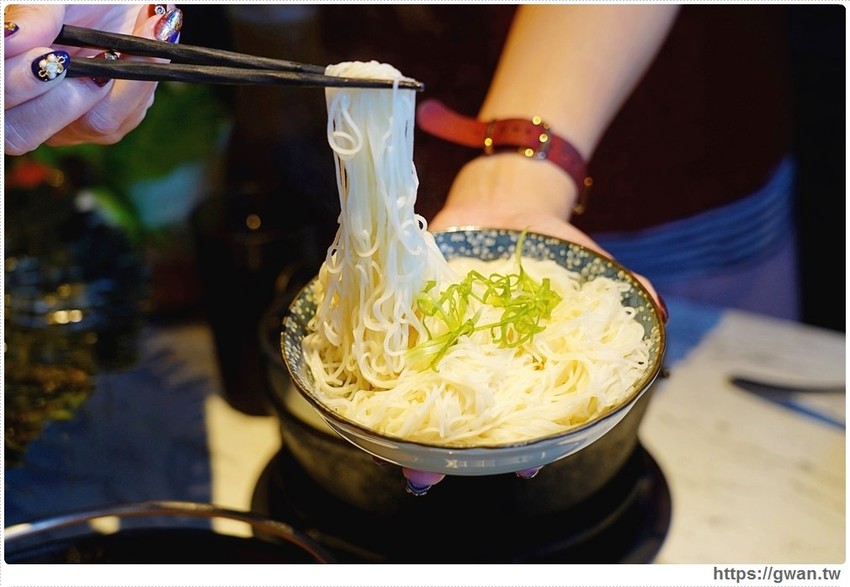 台中新開火鍋店，霸氣100隻蝦蝦端上桌，身份證有1、3、9再贈送花瓣松阪豬！