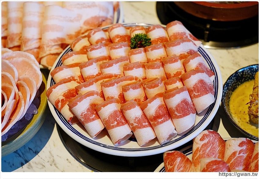 台中新開火鍋店，霸氣100隻蝦蝦端上桌，身份證有1、3、9再贈送花瓣松阪豬！