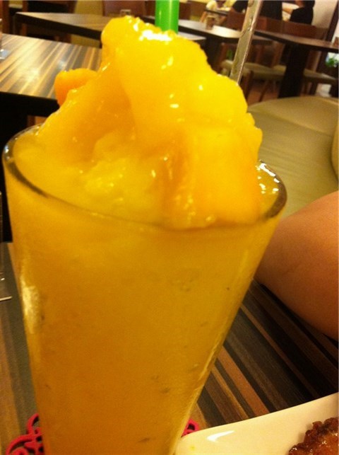 芒果冰沙 - 松山區的HANA momo Cafe) 芒果冰沙 - 松山區的HANA momo Cafe)