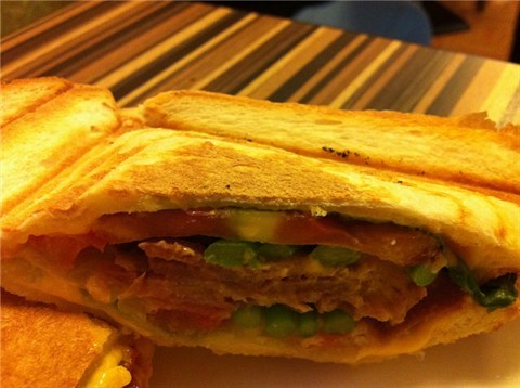 培根三明治 - 松山區的HANA momo Cafe) 培根三明治 - 松山區的HANA momo Cafe)