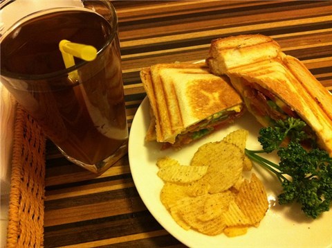 培根三明治 - 松山區的HANA momo Cafe) 培根三明治 - 松山區的HANA momo Cafe)