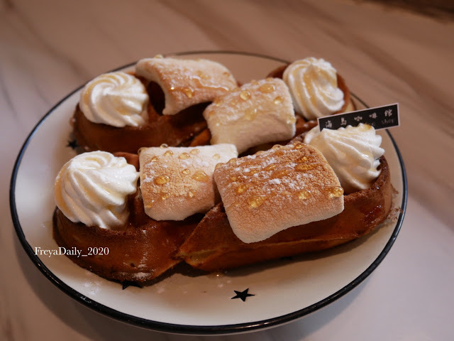 2019, Dec│海島咖啡館│走吧澎湖哪裡玩：澎湖馬公 寵物友善咖啡館 超可愛店貓坐檯