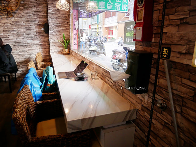 2019, Dec│海島咖啡館│走吧澎湖哪裡玩：澎湖馬公 寵物友善咖啡館 超可愛店貓坐檯