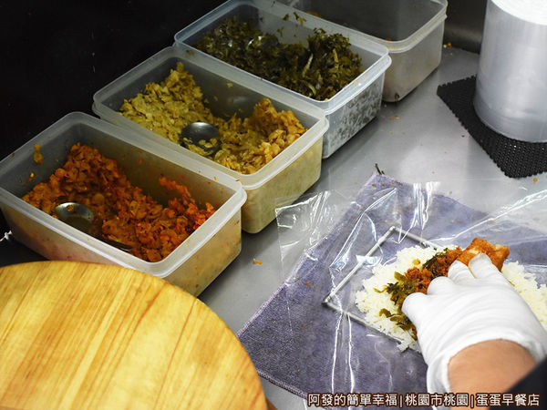 蛋蛋早餐店05-包飯糰.JPG