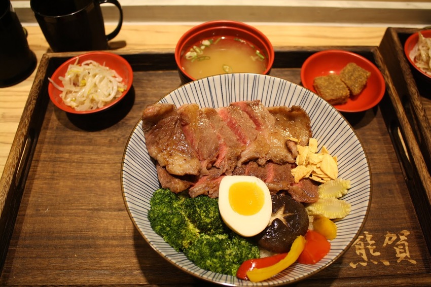 【蘆洲美食】熊賀燒肉丼飯-集賢路上平價丼飯推薦!還有免費湯品、飲料、小菜、甜點~