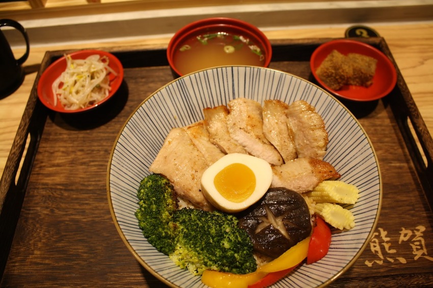 【蘆洲美食】熊賀燒肉丼飯-集賢路上平價丼飯推薦!還有免費湯品、飲料、小菜、甜點~